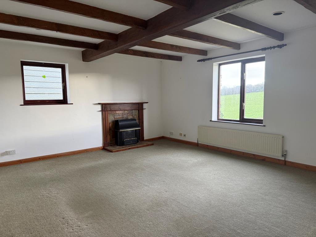 Lot: 174 - COACH HOUSE WITH SPACIOUS ACCOMMODATION PLUS FOUR SELF CONTAINED GARAGES AND PARKING - 